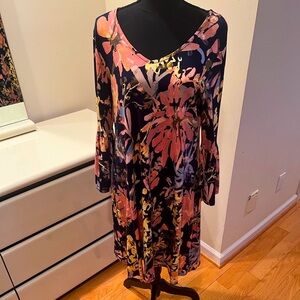 New Directions Very cute flowery design midi dress